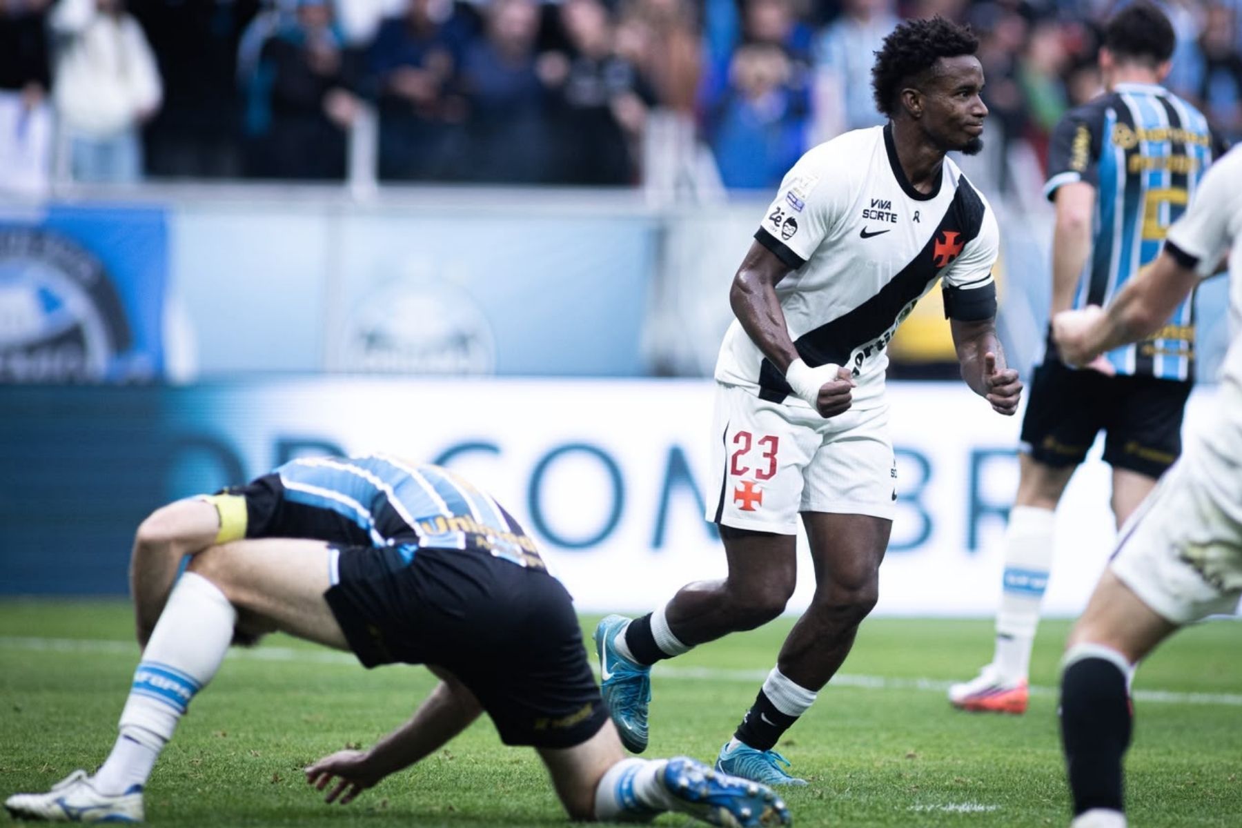 Vasco vira sobre o Grêmio em Porto Alegre e 'embola' briga contra o Z4 do Brasileiro