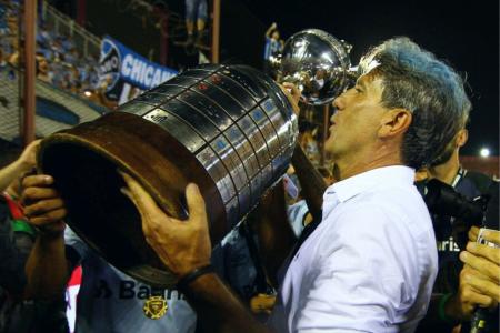 Renato Gaúcho com o troféu da Copa Libertadores de 2017 • Lucas Uebel/Grêmio