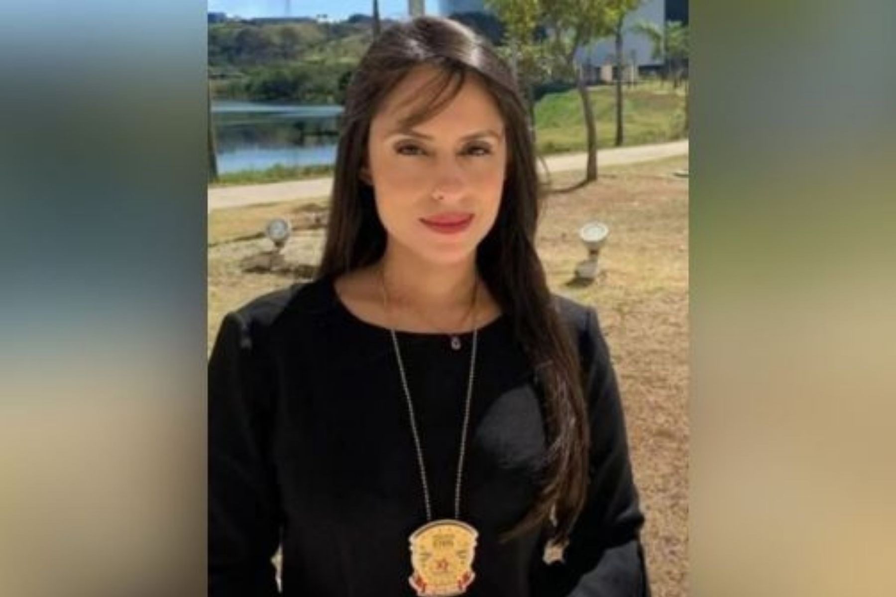 Após mais de um ano afastada, delegada esposa de Renê é transferida para setor administrativo