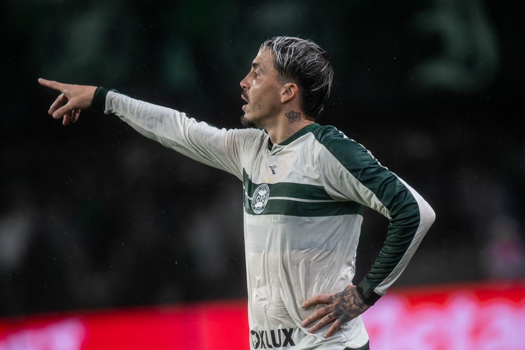 Josué, do Coritiba, supera meia do Palmeiras e vira líder de assistências da Série A