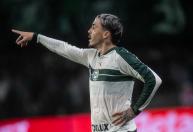 Josué, do Coritiba, supera meia do Palmeiras e vira líder de assistências da Série A