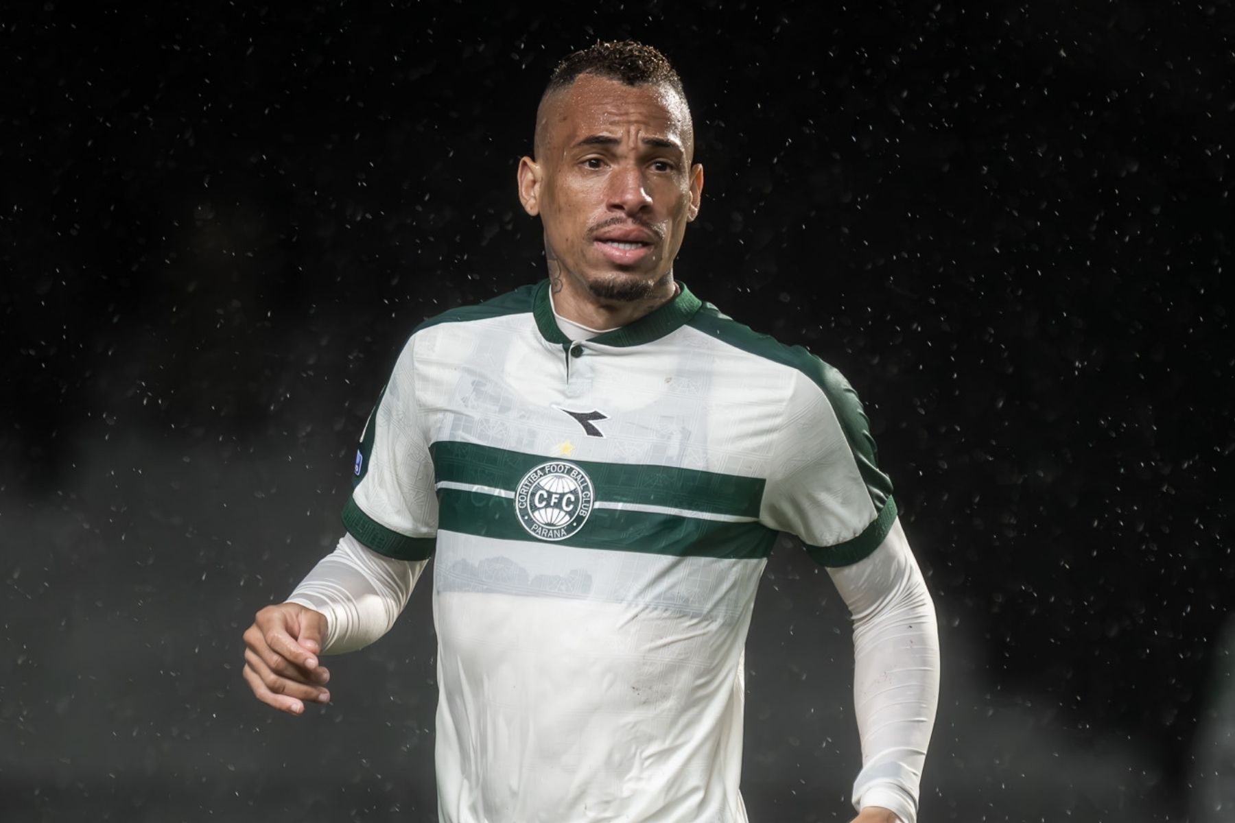 Atacante do Coritiba, Breno Lopes é denunciado pelo STJD e pode pegar gancho