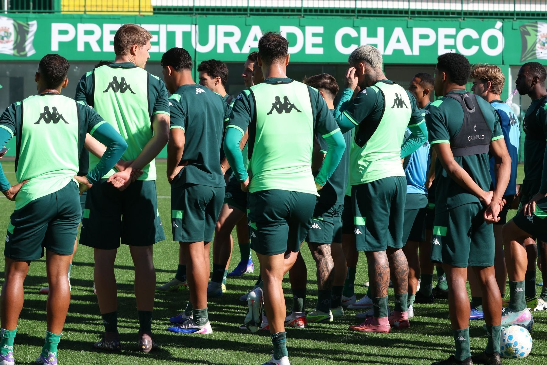 Adversária do Atlético, Chape prepara retorno e novidade para duelo pelo Brasileiro; veja escalação