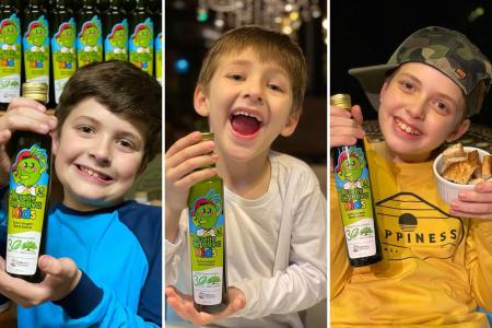 Crianças com o azeite Kids da Estância • Arquivo/ Estância das Oliveiras