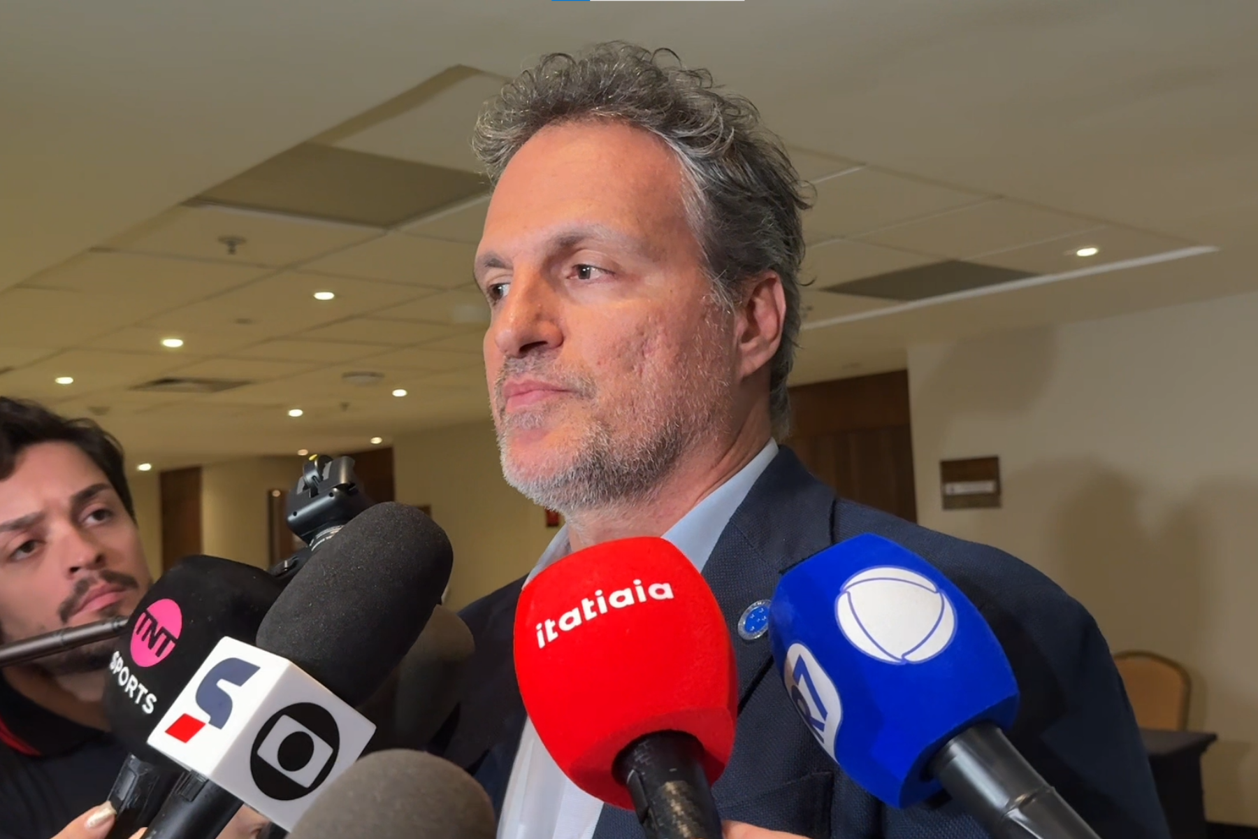 Diretor do Cruzeiro exalta CBF por limitação de estrangeiros no futebol brasileiro
