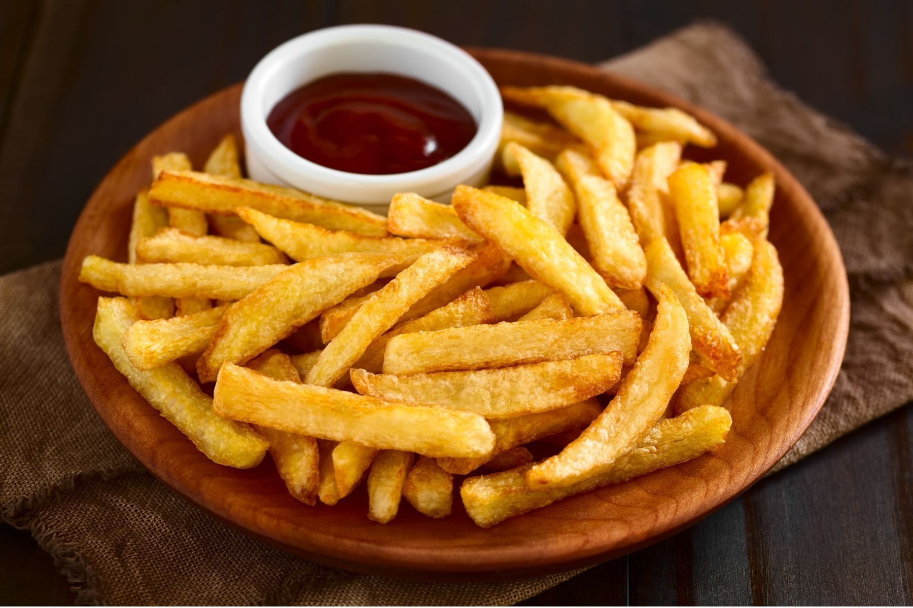 Saiba fazer batata frita crocante com amido de milho e sal em casa