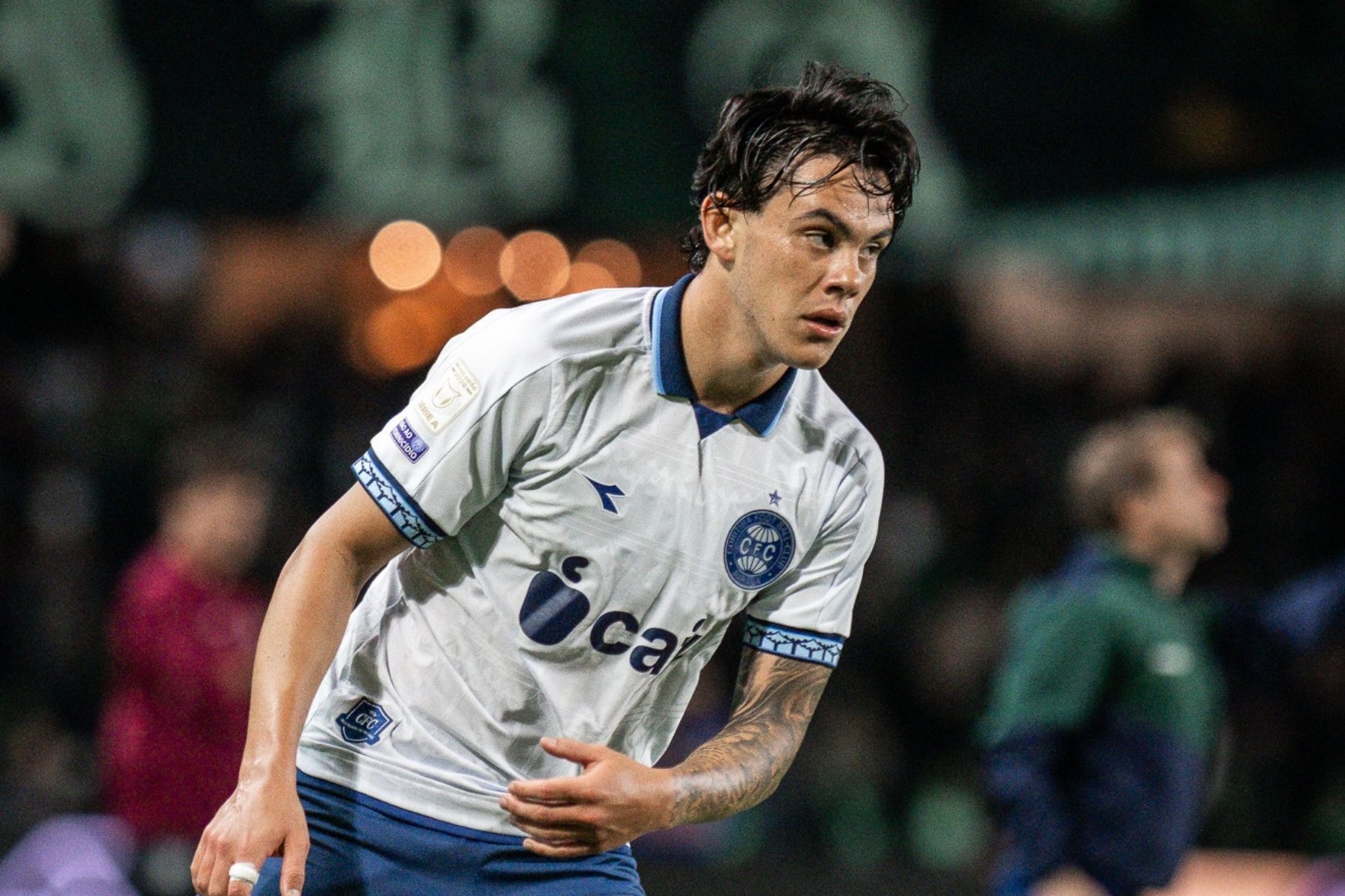 Santos encaminha venda de lateral que estava no Coritiba; veja destino