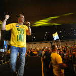 Flávio Bolsonaro diz que não autorizou ação de Zé Trovão contra reajuste do Bolsa Família