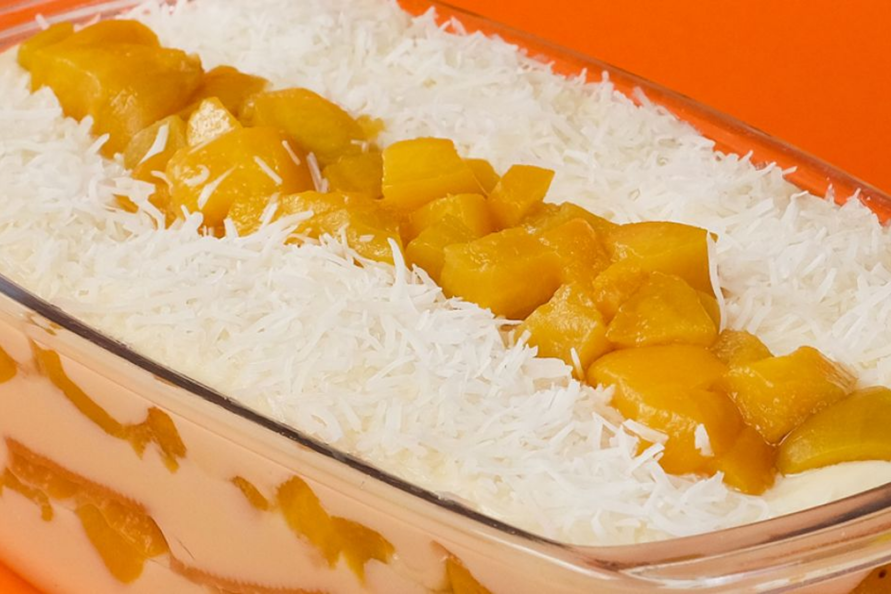 Torta cremosa de pêssego e biscoitos: uma sobremesa fácil, fresca e sem forno