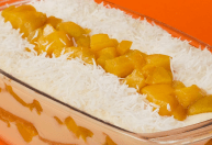 Torta cremosa de pêssego e biscoitos: uma sobremesa fácil, fresca e sem forno