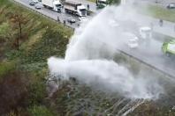 Vídeo: drone mostra água jorrando às margens da BR-040, na Grande BH