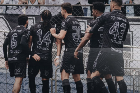 Jogadores do Operário comemoram gol marcado em jogo contra o Londrina