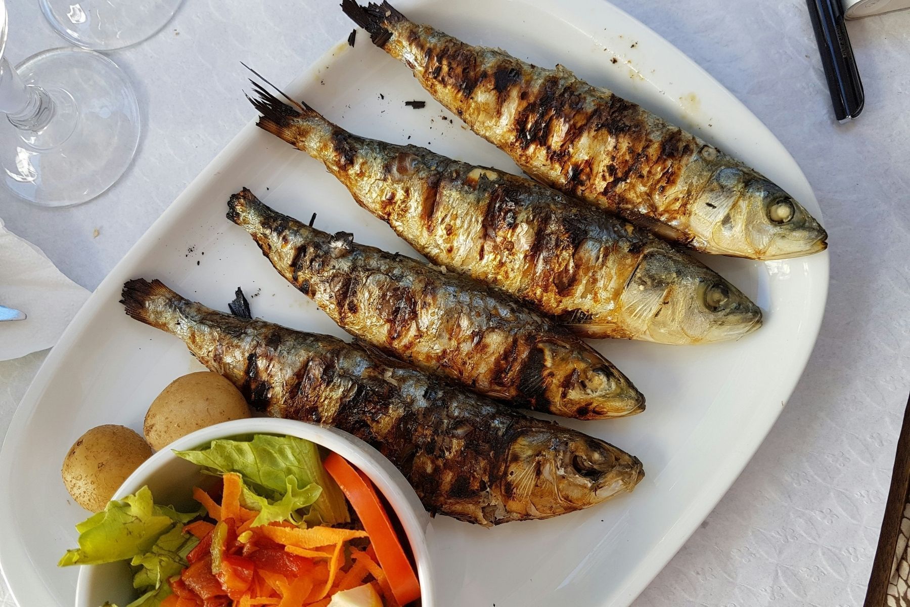Sardinhas assadas na frigideira: como cozinhar sem sujar