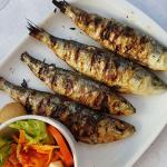Sardinhas assadas na frigideira: como cozinhar sem sujar