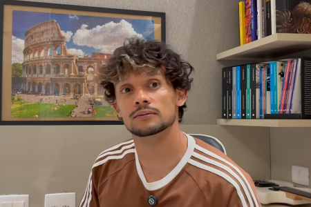 Gustavo Scarpa, meia do Atlético, em resenha de livros no seu canal do YouTube