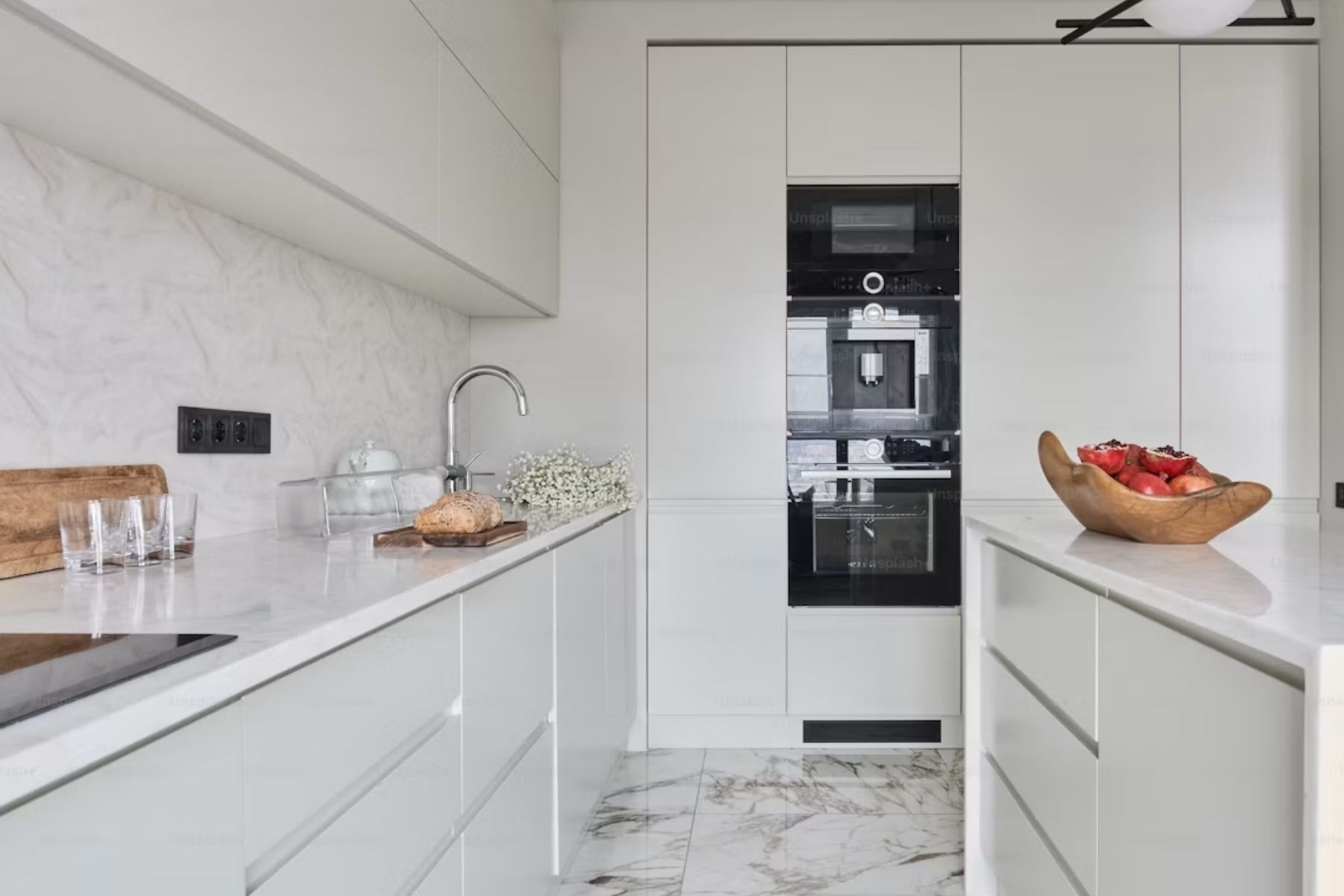 Móveis de cozinha brancos saíram de moda segundo tendências europeias de 2026