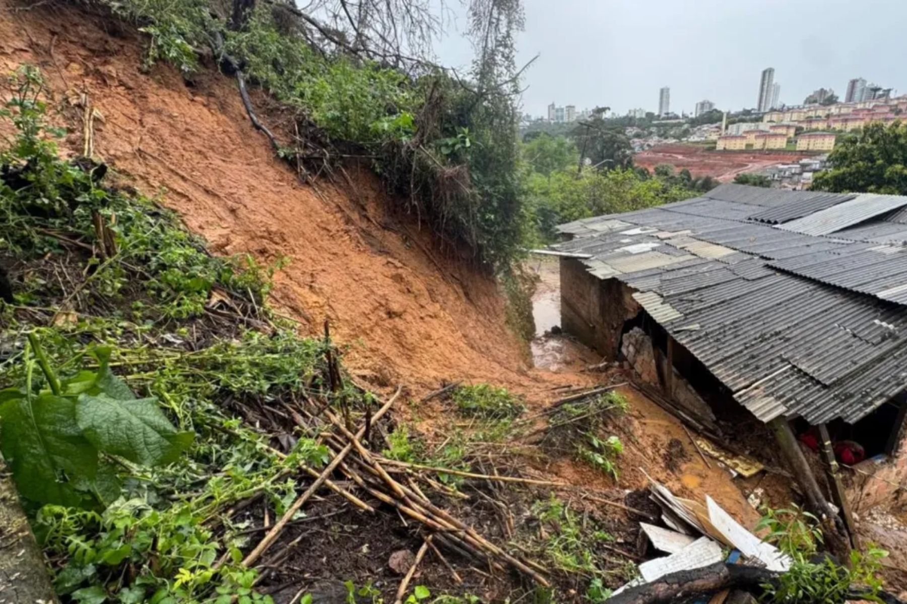 Fortes chuvas no Paraná provocam estragos em 60 cidades e 14 mil pessoas são afetadas