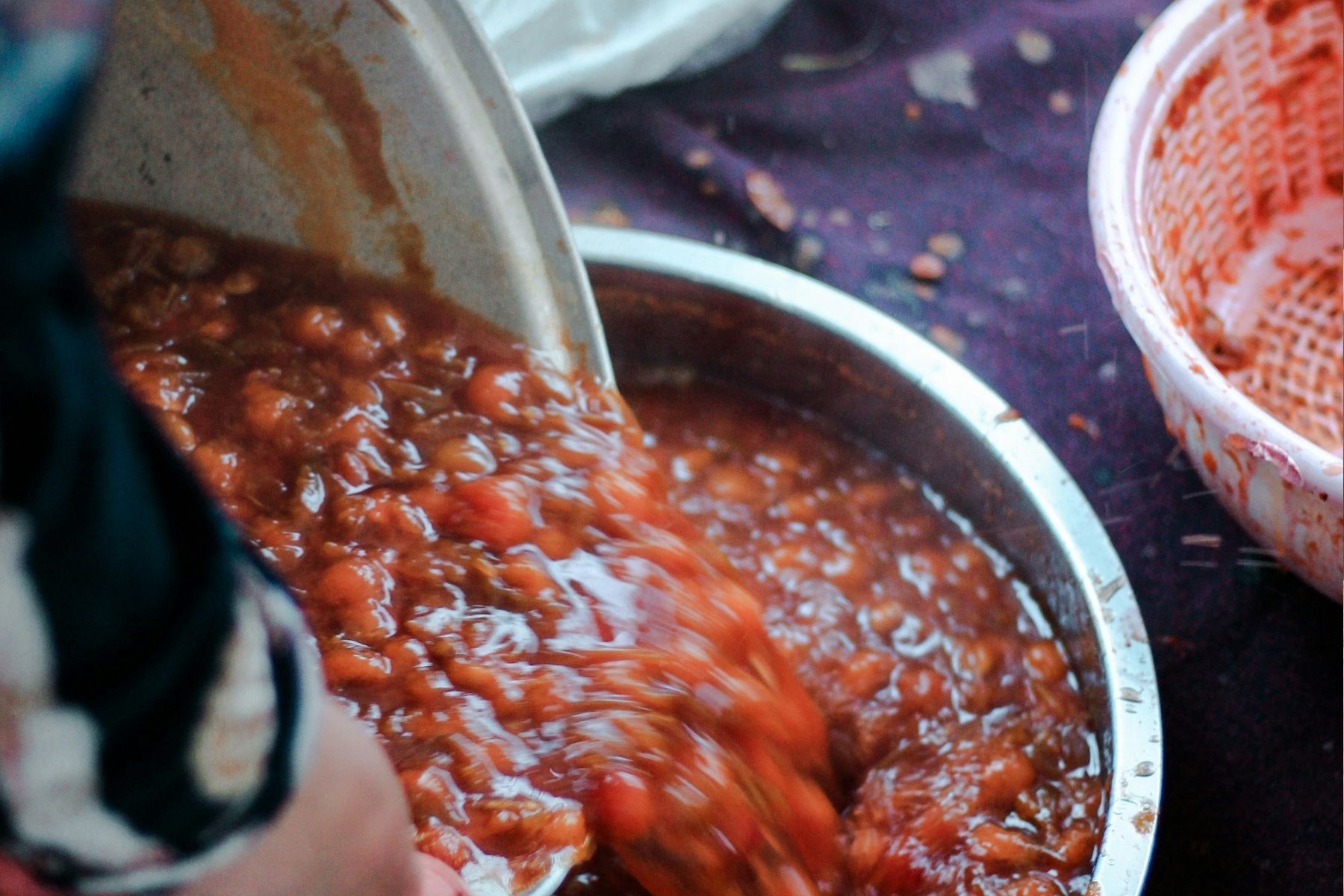 Pare de cozinhar o feijão com água fria: o segredo dos cozinheiros para o caldo ficar grosso