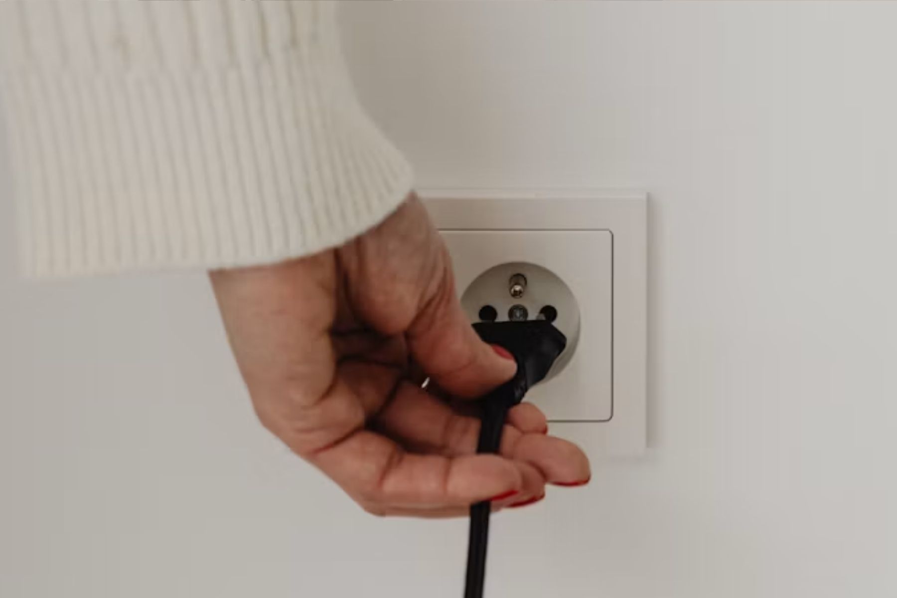 Eletricistas revelam método simples para instalar tomada sem quebrar a parede