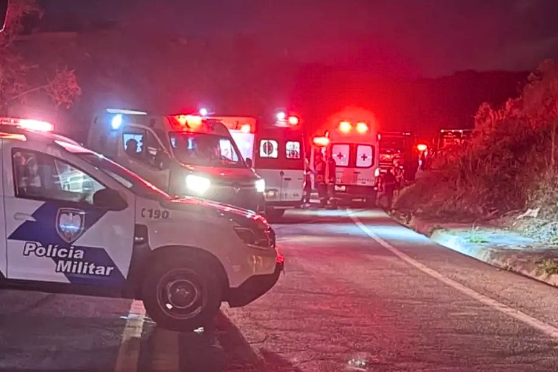 Acidente com ônibus que saiu da Grande BH deixa nove mortos na BR-262, no ES