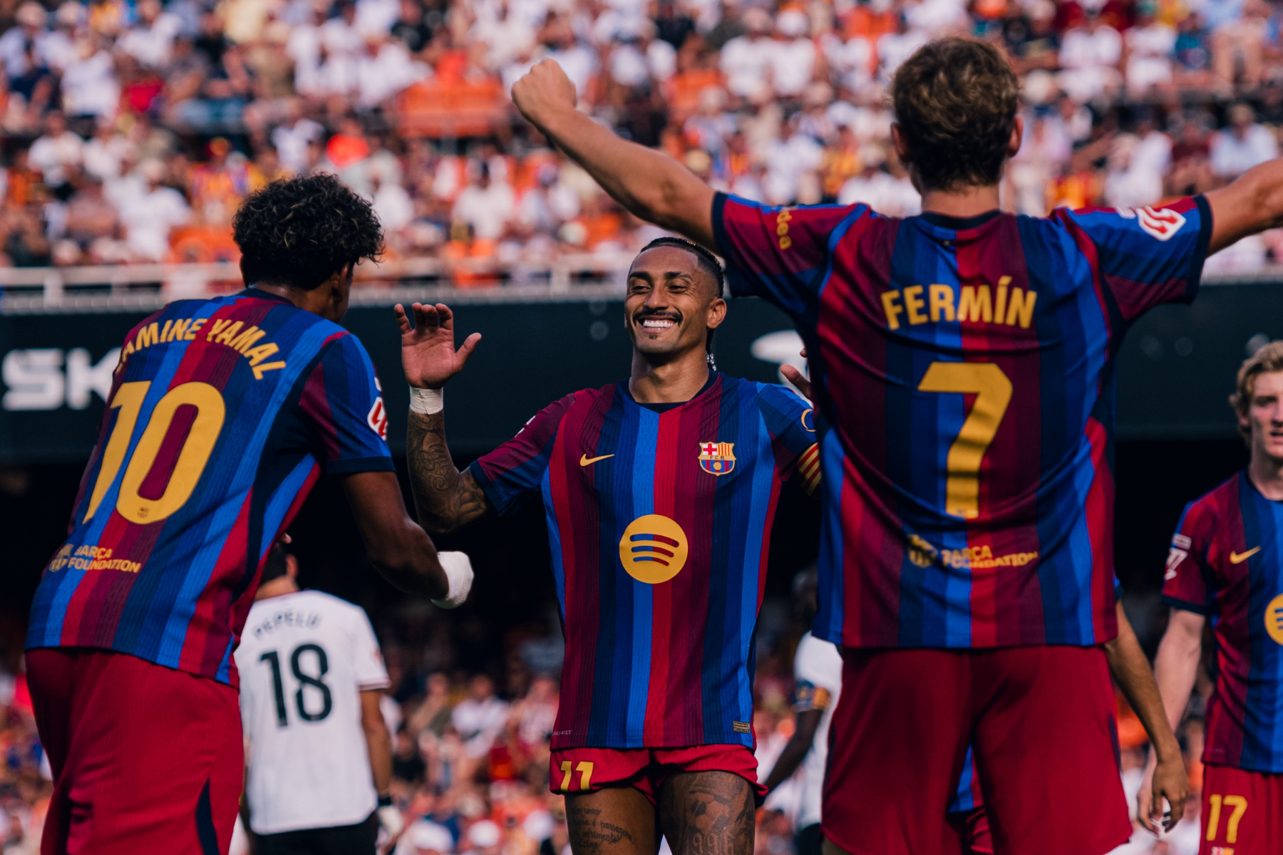 Raphinha marca, Barcelona atropela Valencia e abre vantagem na liderança do Espanhol