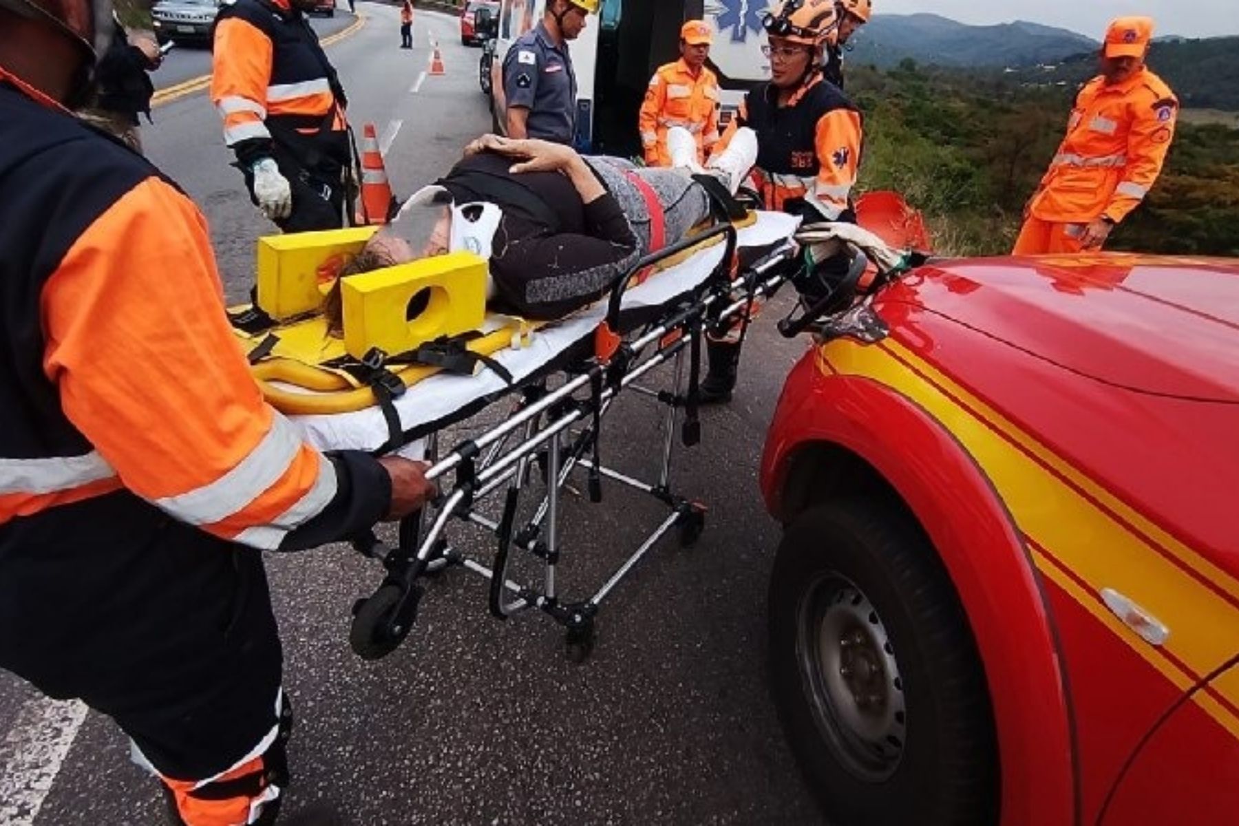 BR-381: carro com criança e dois adultos capota e despenca de ribanceira na Grande BH