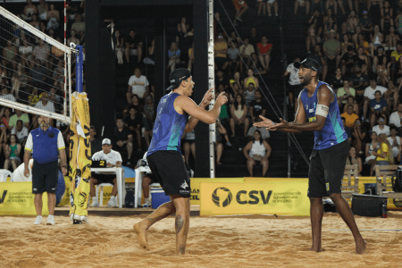 Brasileiros comemoram ponto conquistado em jogo pelo Sul-Americano