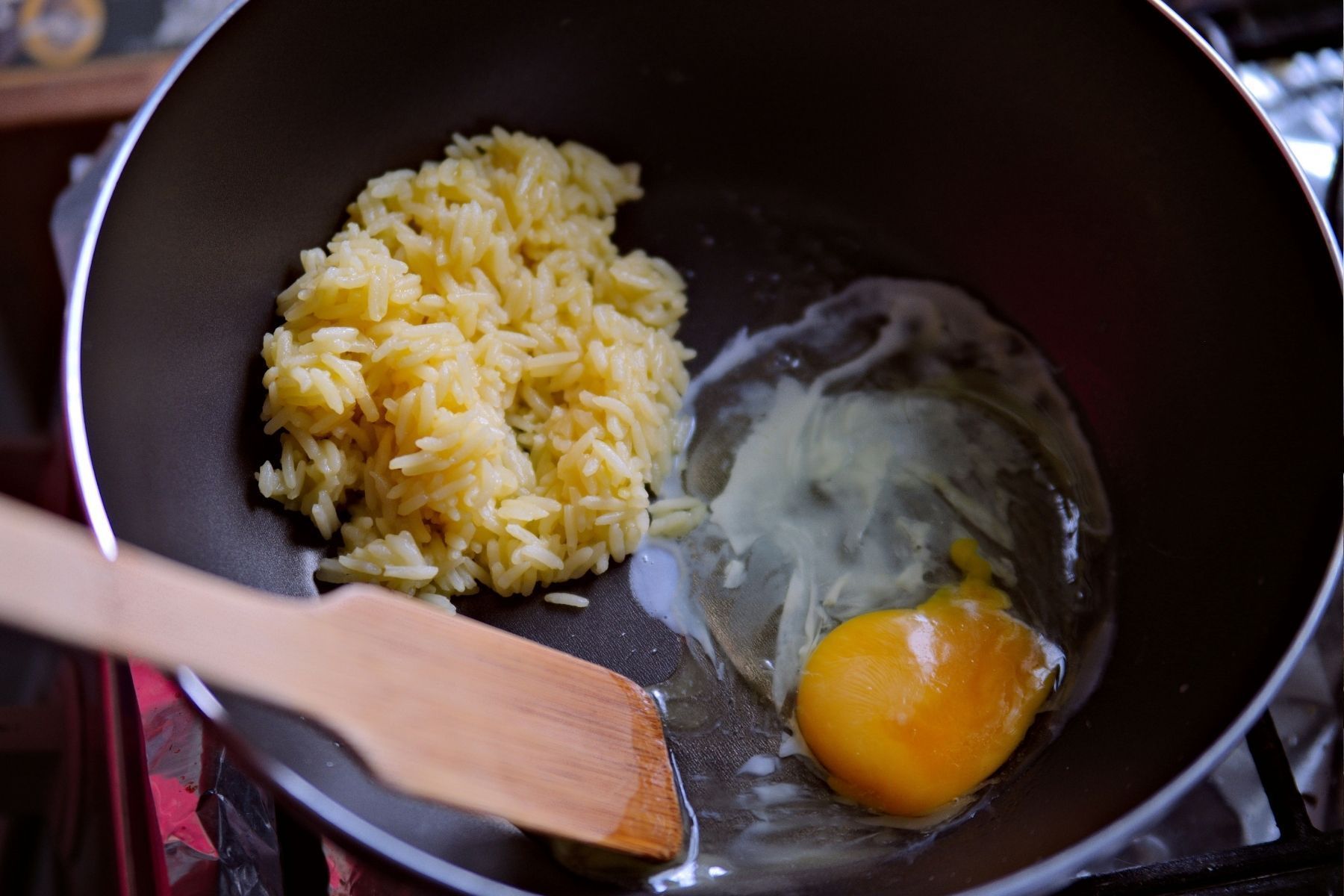 Com arroz que sobrou e 1 ovo: a receita fácil para preparar um jantar na frigideira