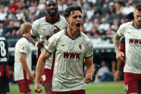 Jogadores comemoram gol marcado em jogo disputado neste domingo (6)
