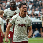 Ausgburg sai atrás, mas goleia Frankfurt e vira líder do Campeonato Alemão