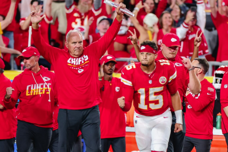 Patrick Mahomes comemora pontuação da vitória em jogo dos Chiefs
