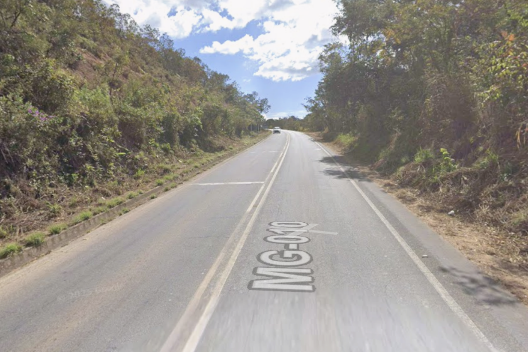 Carro com quatro pessoas capota e cai de ribanceira na MG-010, em Lagoa Santa