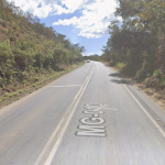 Carro com quatro pessoas capota e cai de ribanceira na MG-010, em Lagoa Santa