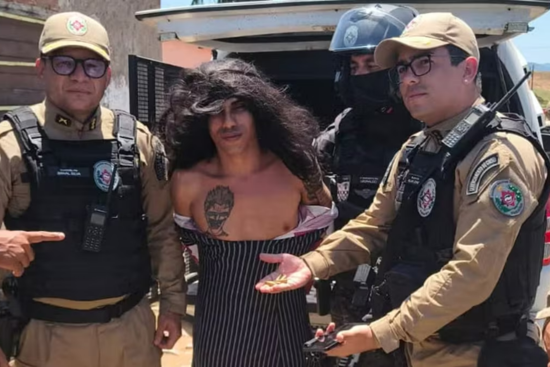 Homem suspeito de 16 assassinatos em três meses é preso vestido de mulher na Paraíba