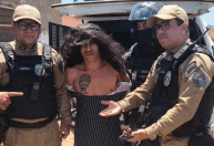 Homem suspeito de 16 assassinatos em três meses é preso vestido de mulher na Paraíba