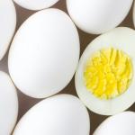 Colocar sal na água do cozimento dos ovos: para que serve e por que chefs indicam