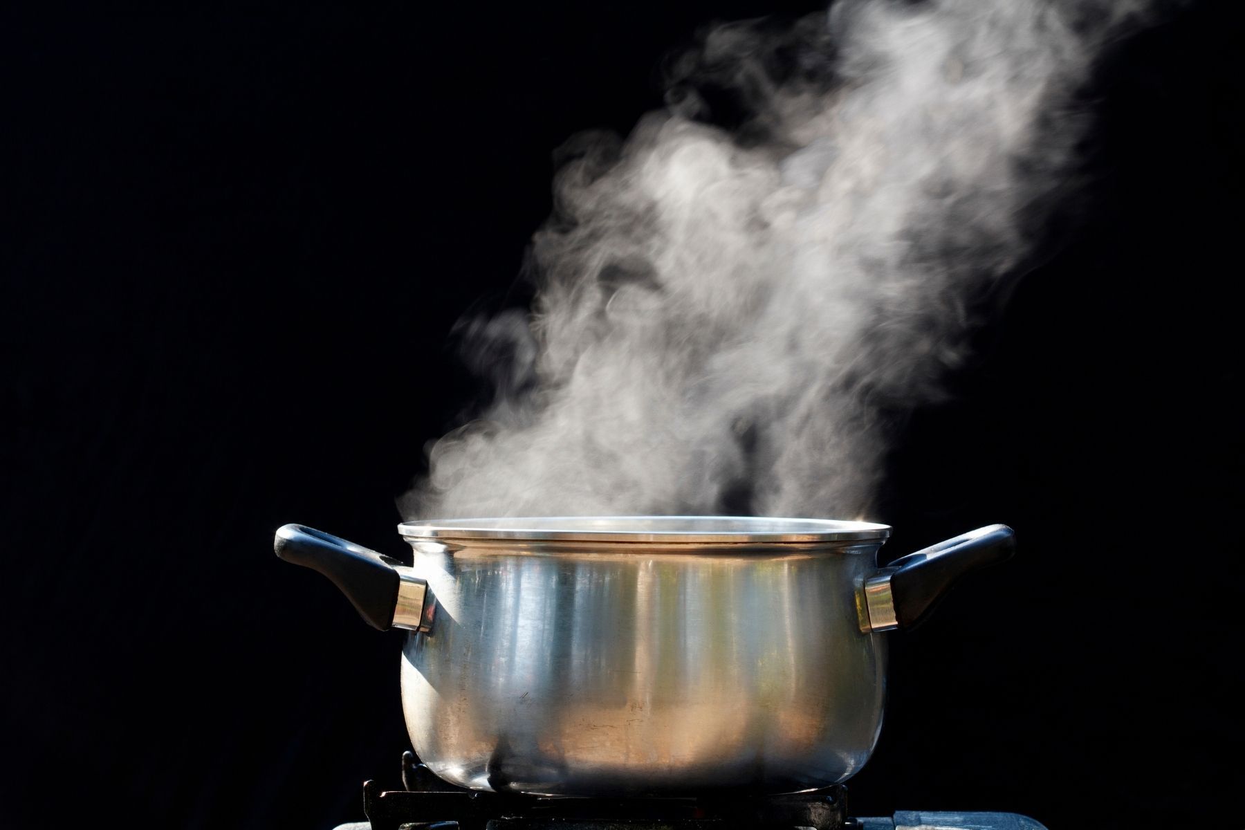 Ferver cascas de legumes com água transforma sobras em caldo caseiro que substitui cubos industriais