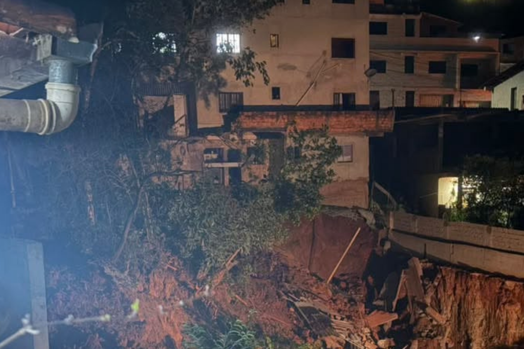 Defesa Civil interdita casas após risco de desabamento em rua de Nova Lima