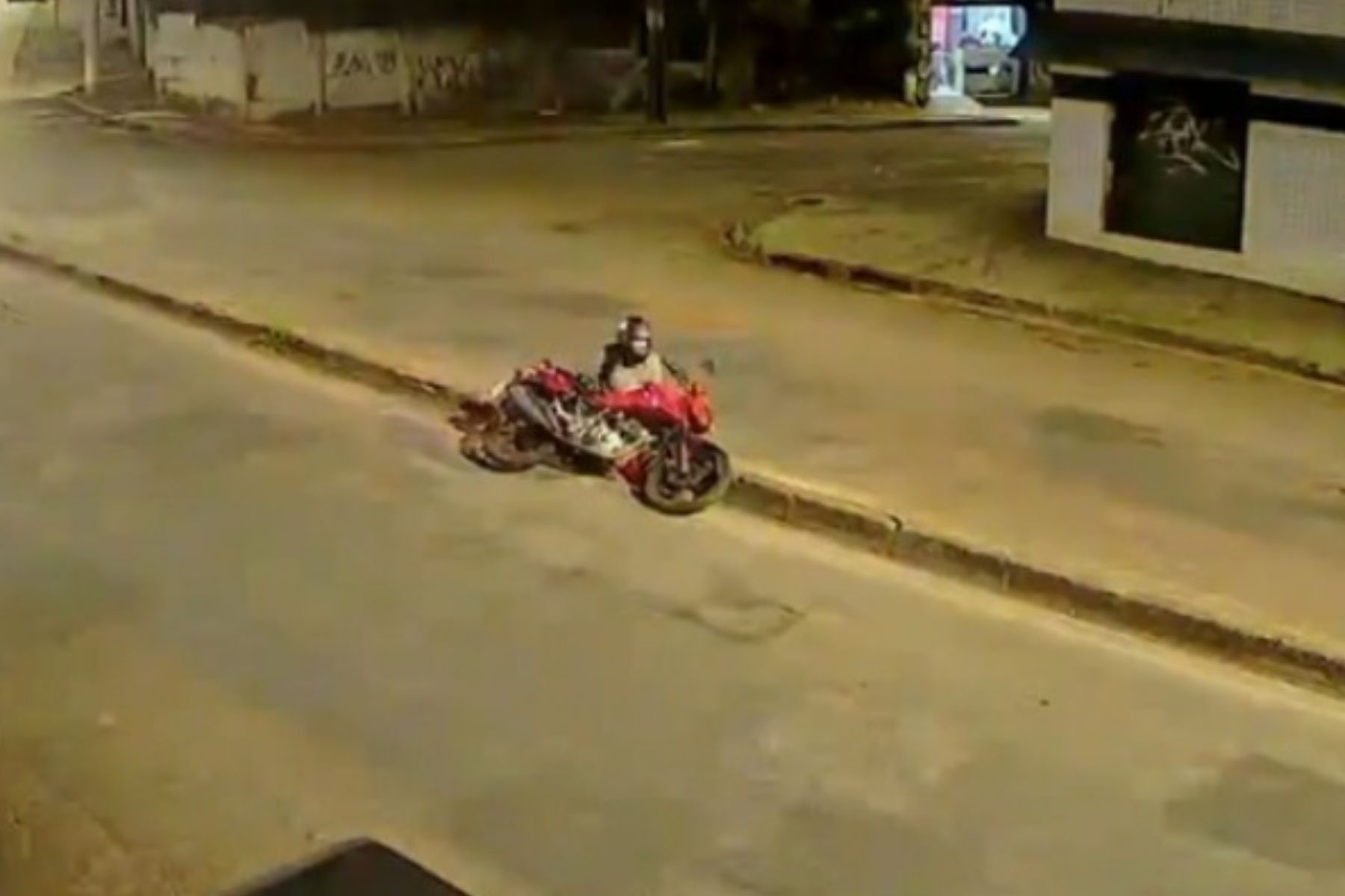 Síndico diz que mulher tentou esfaquear porteiro antes de ser atropelada pelo ex no Barreiro