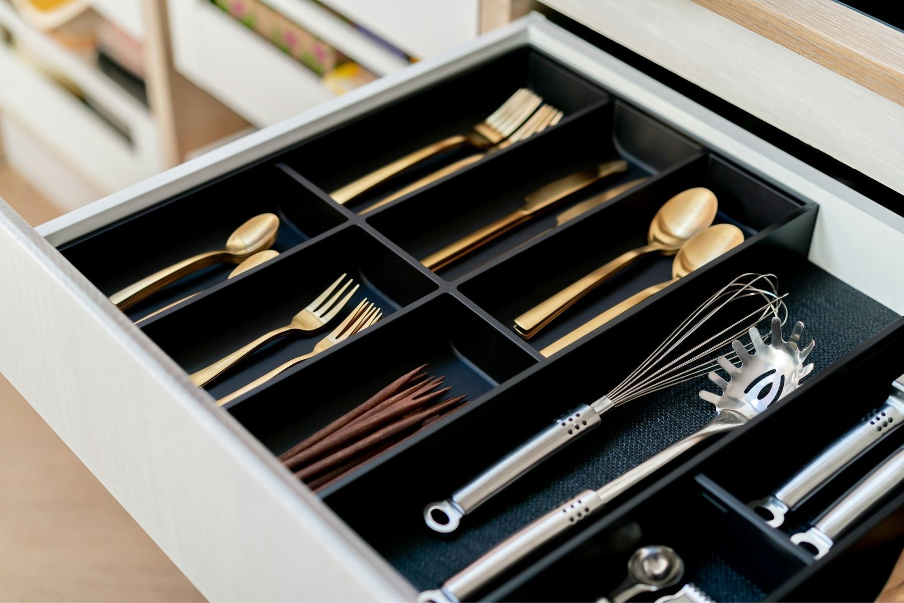 Colocar papel alumínio em gavetas de cozinha: por que os especialistas recomendam