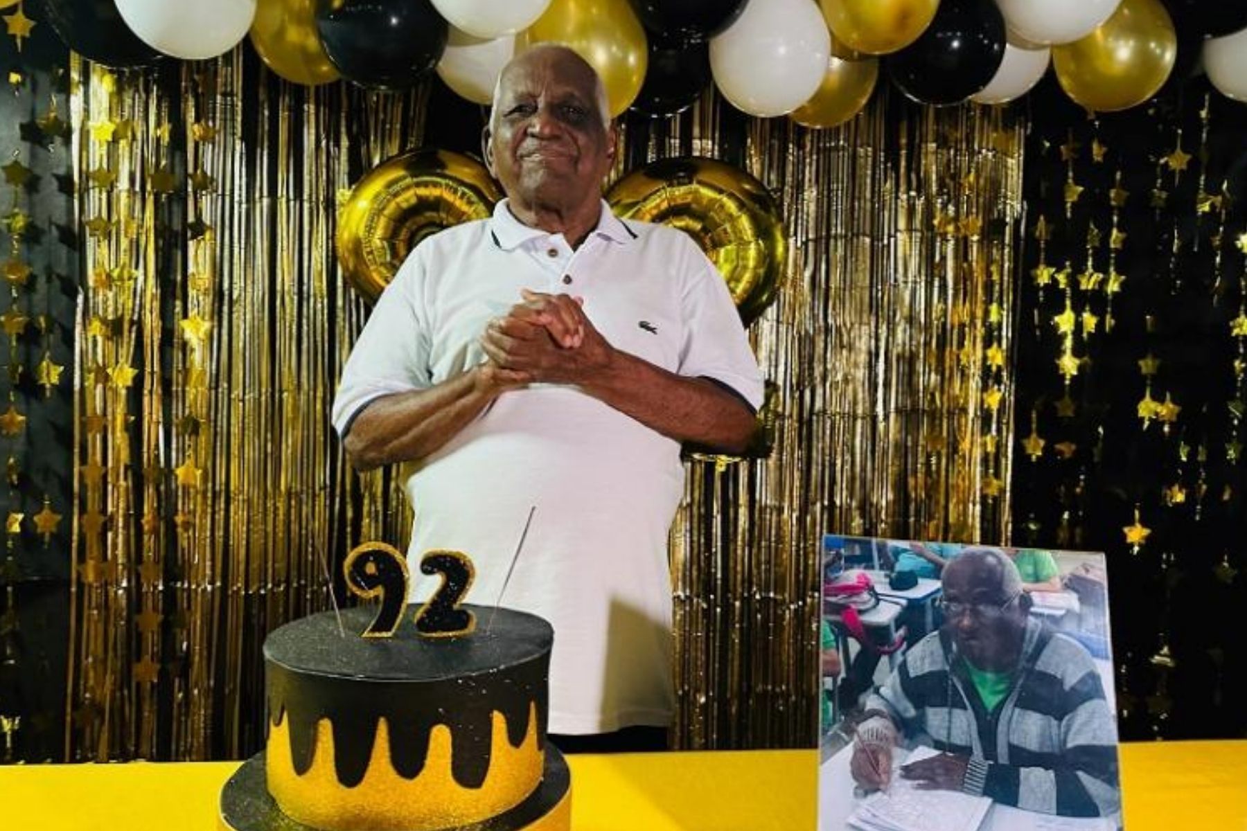 Idoso de 92 anos comemora o aniversário na escola onde estuda, em BH
