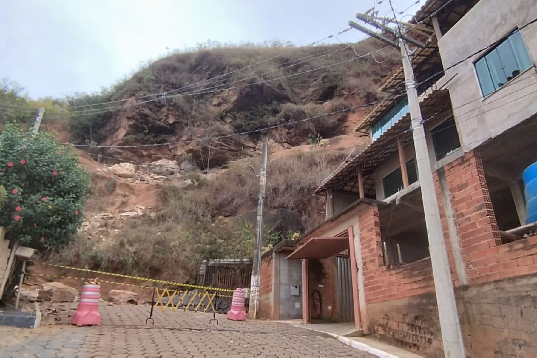 Vídeo: queda de rochas faz moradores deixarem imóveis em Bela Vista de Minas