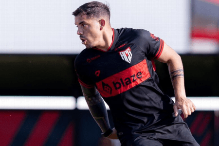 Ex-Atlético é anunciado por clube da Série B após 'bate-volta' no Fluminense