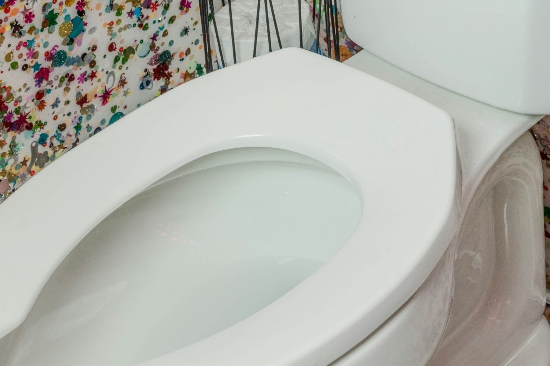 Para que serve a abertura frontal em formato de U nos vasos sanitários de banheiros públicos?