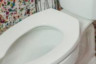 Para que serve a abertura frontal em formato de U nos vasos sanitários de banheiros públicos?