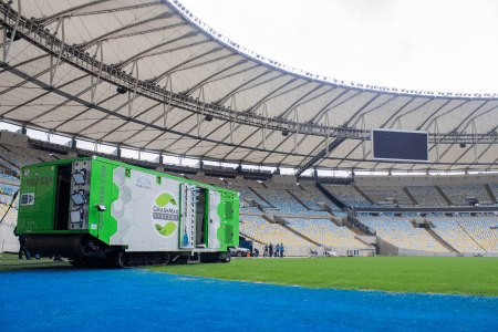 Máquina que realizou manutenção do gramado do Maracanã em 2021 • Marina Garcia/Fluminense
