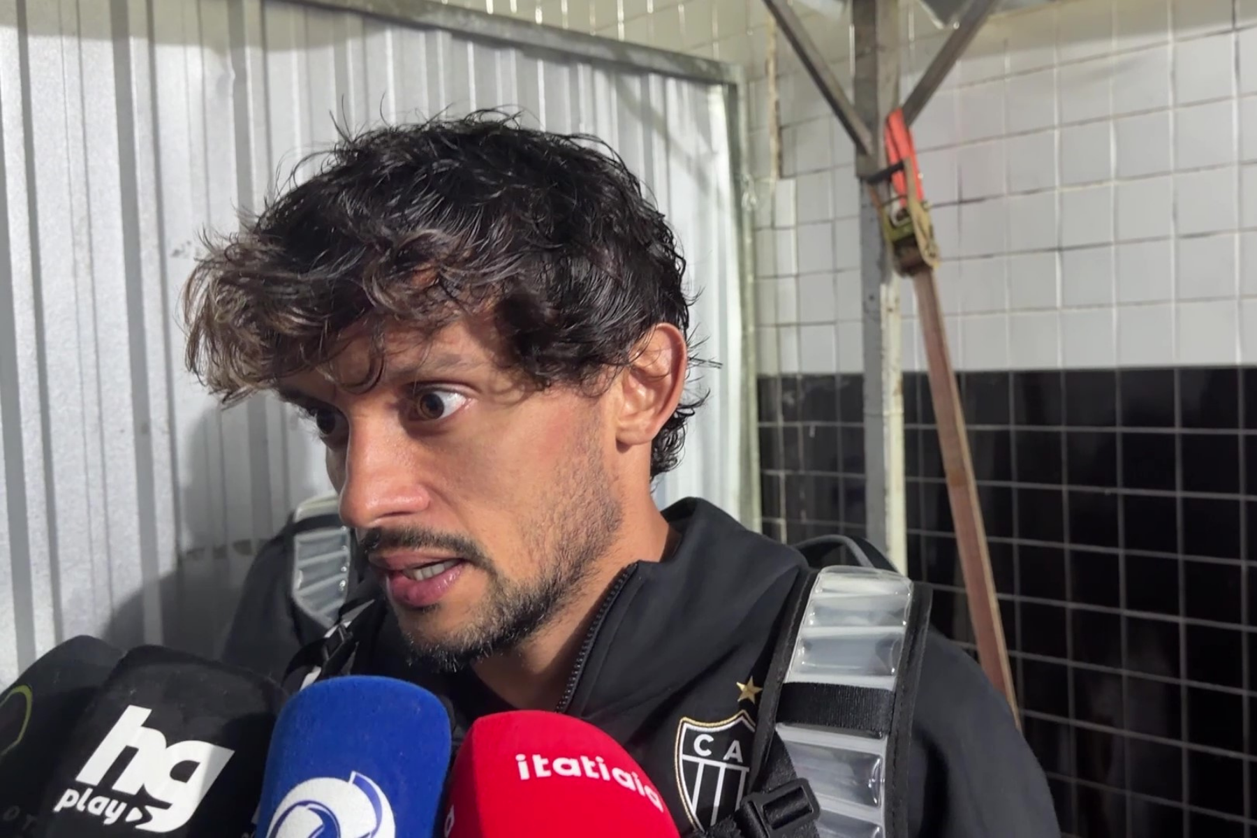 Gustavo Scarpa é direto sobre derrota do Atlético para o Santos: 'Ficou barato'
