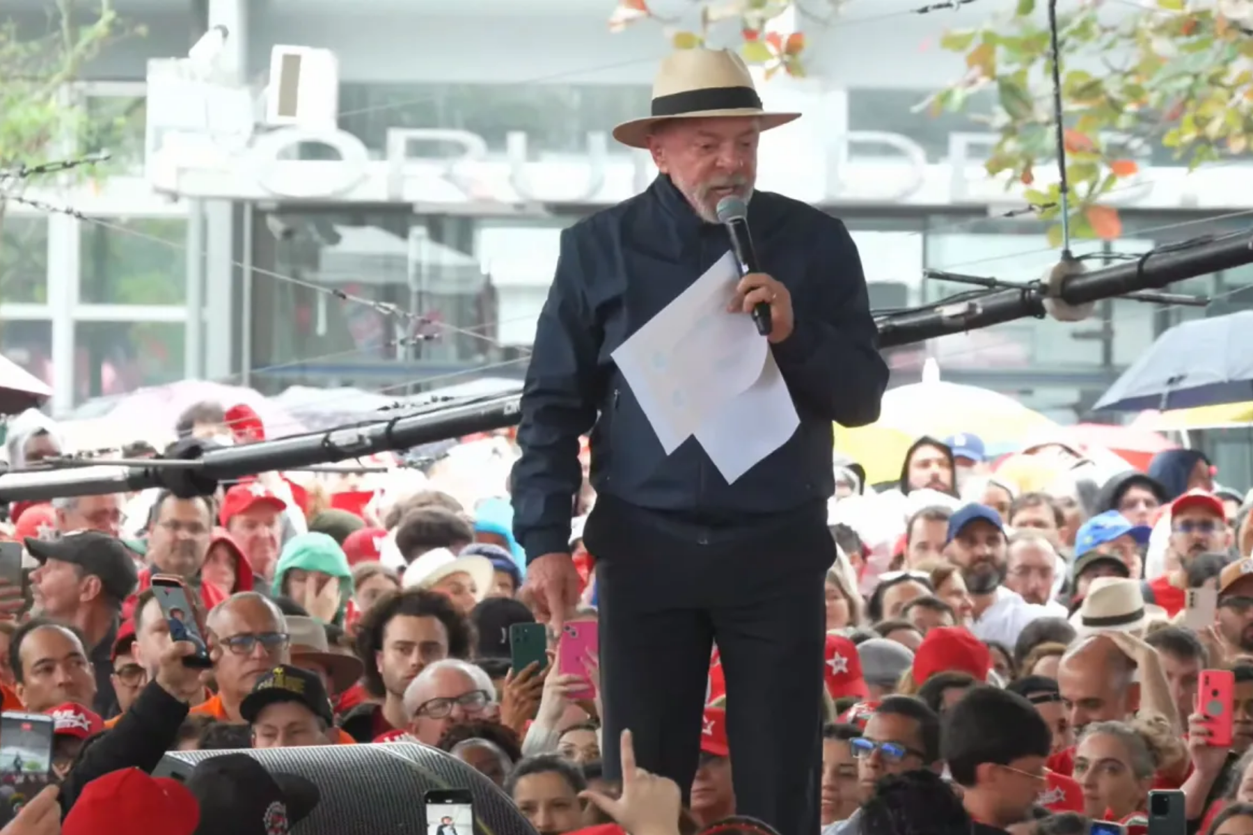 Lula afirma que agronegócio deveria ‘se ajoelhar’ por recursos e diz querer manter Bolsonaro preso