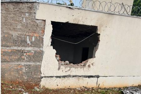 Carro perde controle, atravessa parede e atinge moradora em Passos