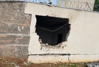 Carro sem controle atravessa parede de casa, atinge moradora e deixa três feridos em MG